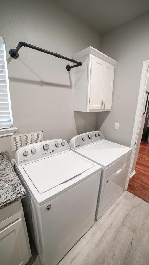 Rock & Roll House, Fiber Internet, Roku Tv, Washer & Dryer, By Dt Chickasha & Leg Lamp! Exterior foto