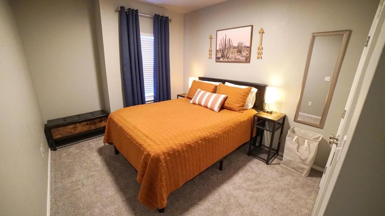 Rock & Roll House, Fiber Internet, Roku Tv, Washer & Dryer, By Dt Chickasha & Leg Lamp! Exterior foto