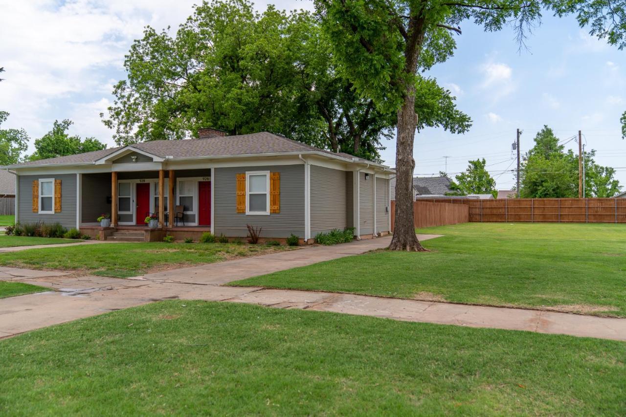 Rock & Roll House, Fiber Internet, Roku Tv, Washer & Dryer, By Dt Chickasha & Leg Lamp! Exterior foto